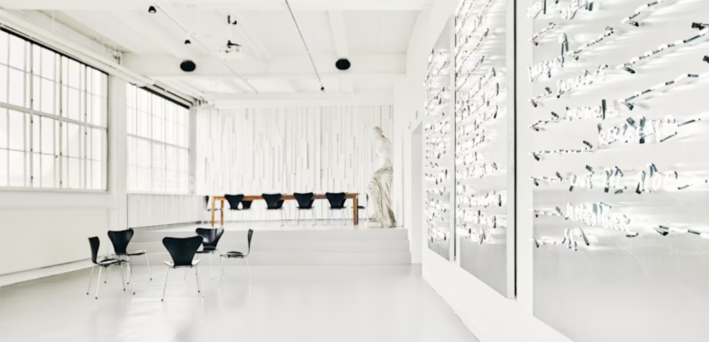 Lysende hvidt mødelokale 