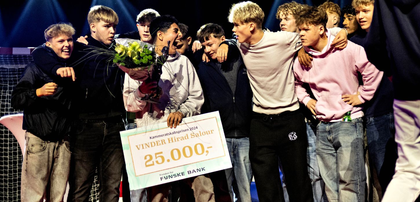 En flok glade unge mennesker på Scenen til Sportslørdag, hvor vinderen af Kammeratskabsprisen bliver overrakt