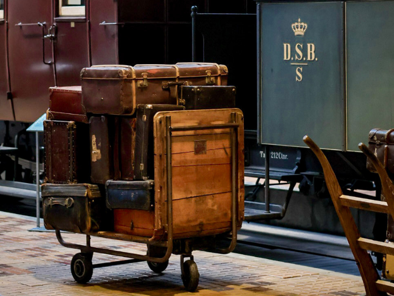 Et par gamle læderkufferter står stablet i en udstilling på Danmarks Jernbanemuseum