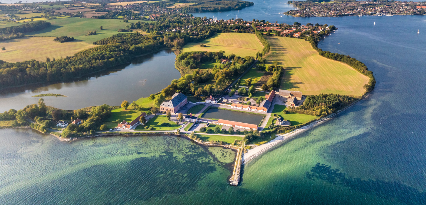 Luftfoto af den del af Tåsinge-øen, hvor Valdemars Slot ligger