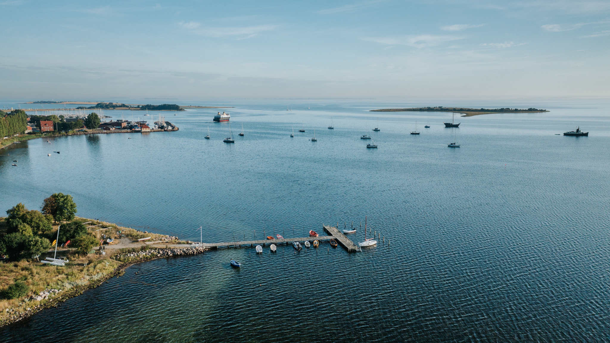 Havet ved Ærøskøbing set oppefra med færger og sejlbåde spredt ud mellem landtanger og småøer