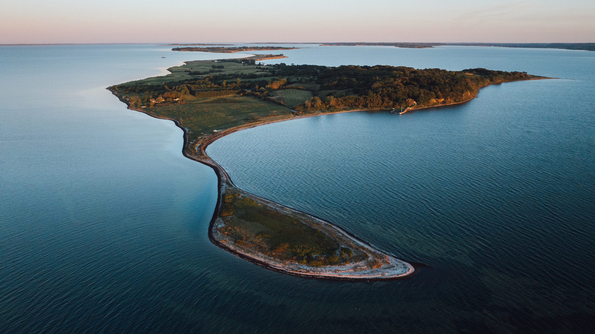 Et luftbillede af Avernakø, en mindre ø i det Sydfynske Øhav, som er formet som en sløjfe