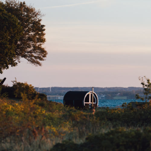 En rund tøndesauna står lige ud til havet ved Avernakø i Det Sydfynske Øhav