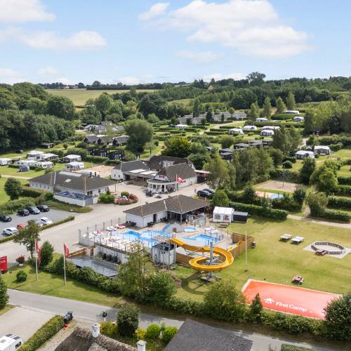 En campingplads med badeland og hoppepude set oven fra