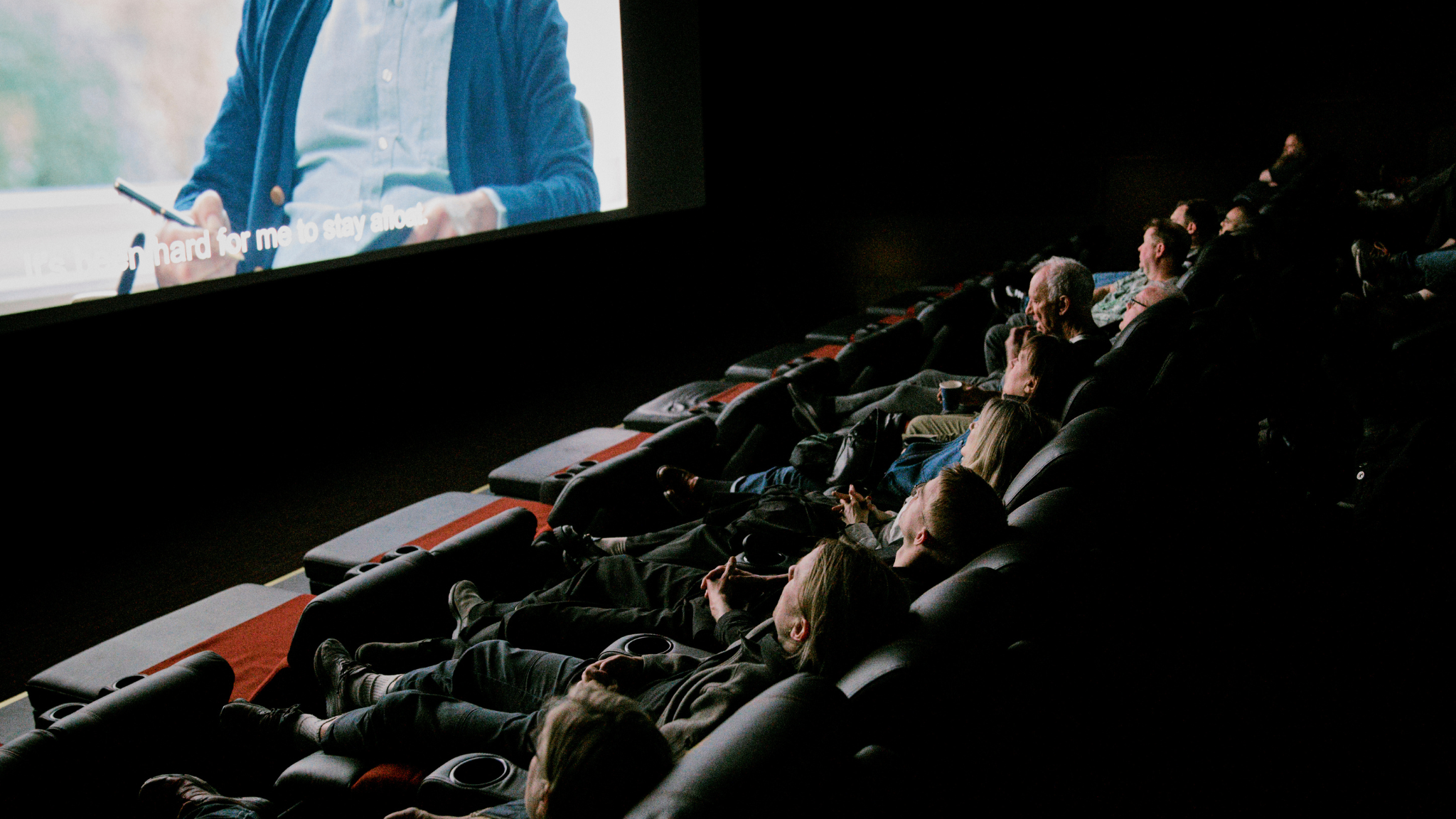 Biografgængere nyder en film under Odense International Film Festival