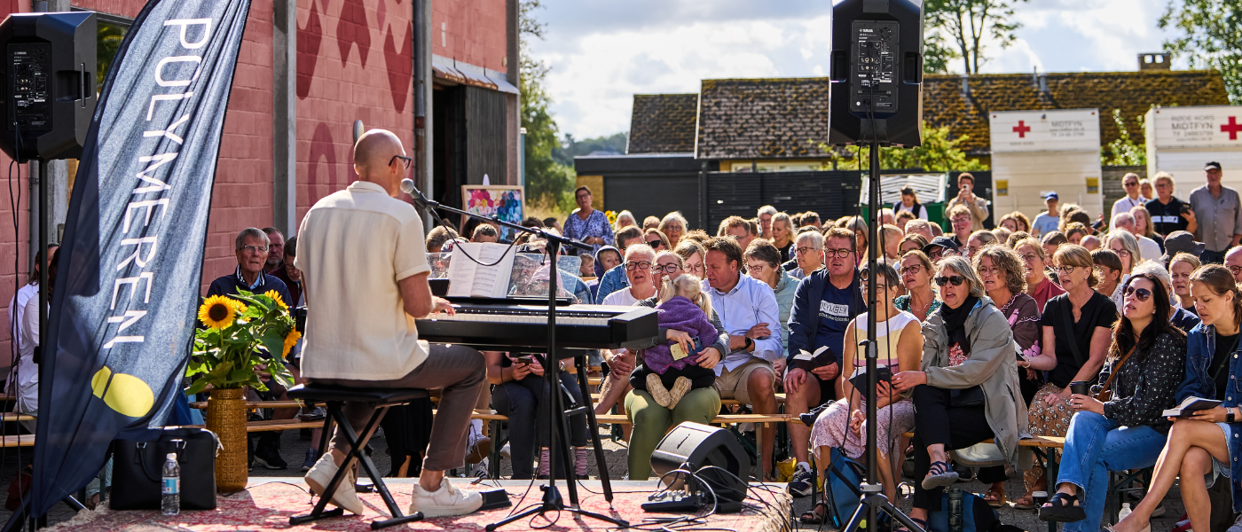 Musik og fyldt med mennesker på Polymeren
