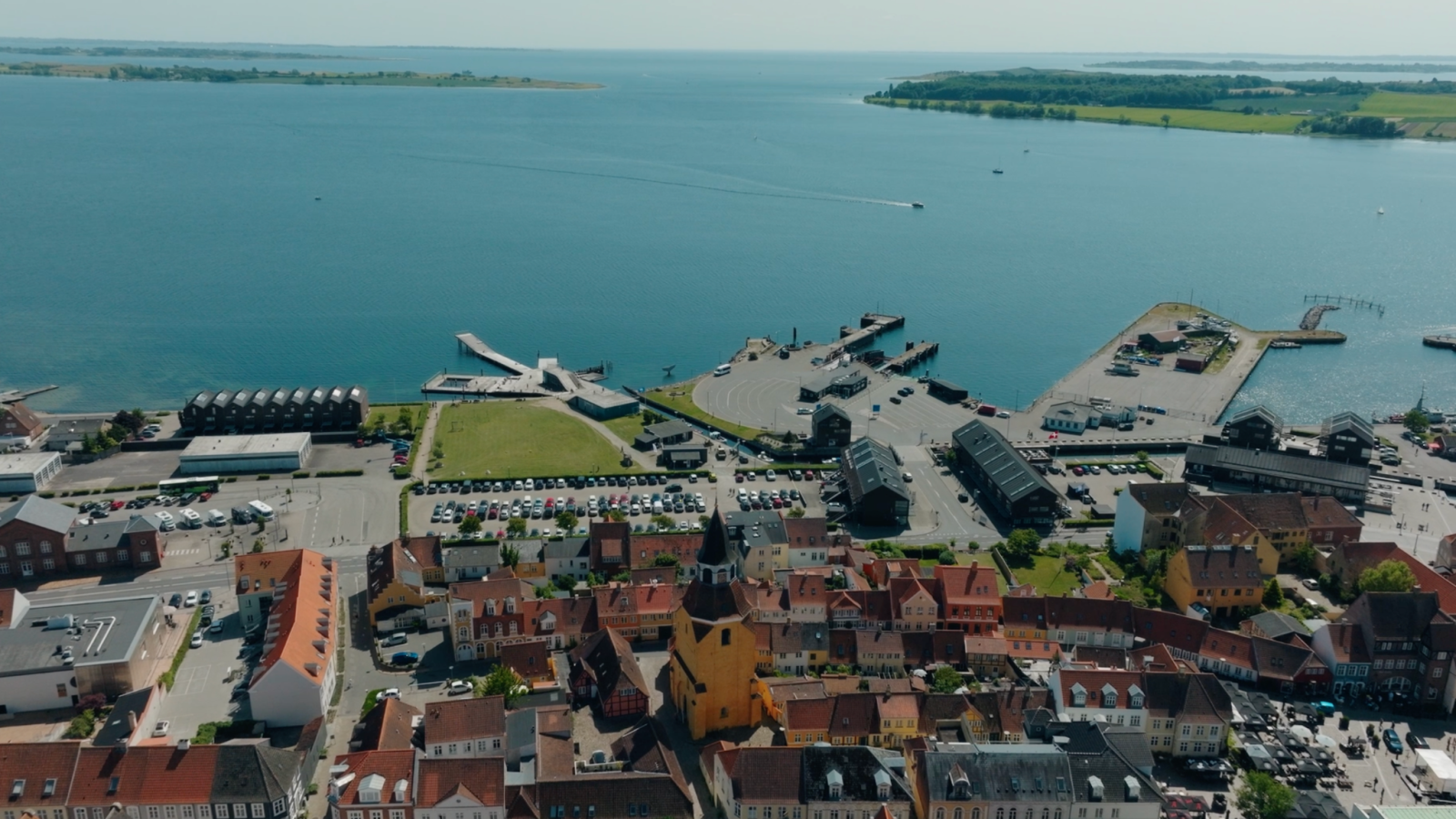 Dronefoto af Faaborg og Øerne i Øhavet på en sommerdag