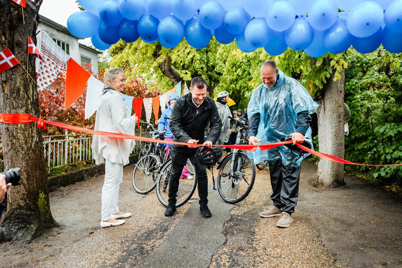 Tue Kempf og Jørgen Nielsen klipper snoren til indvielsen af cykelnettet på Langeland