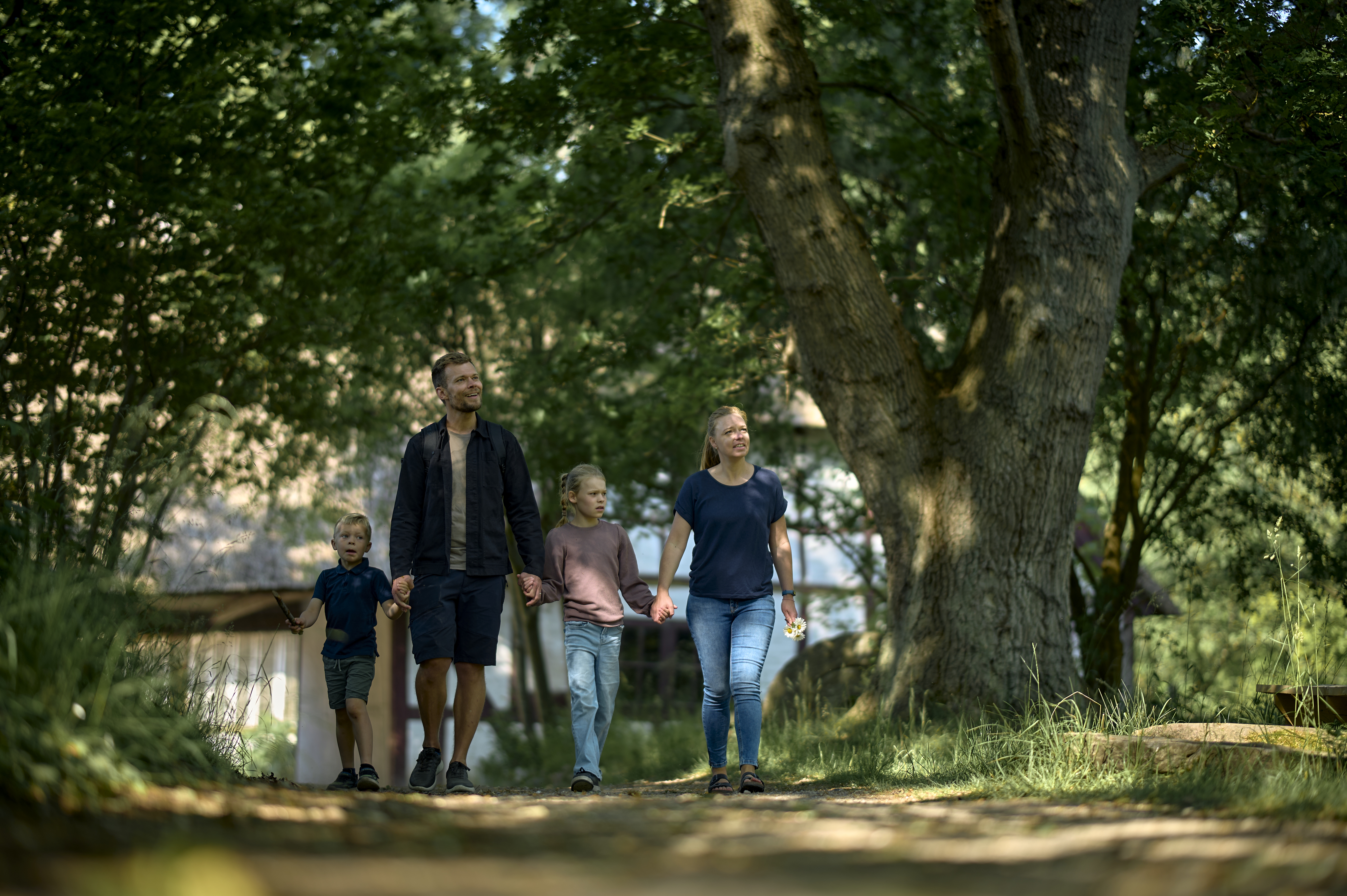 Familie på besøg i den fynske landsby