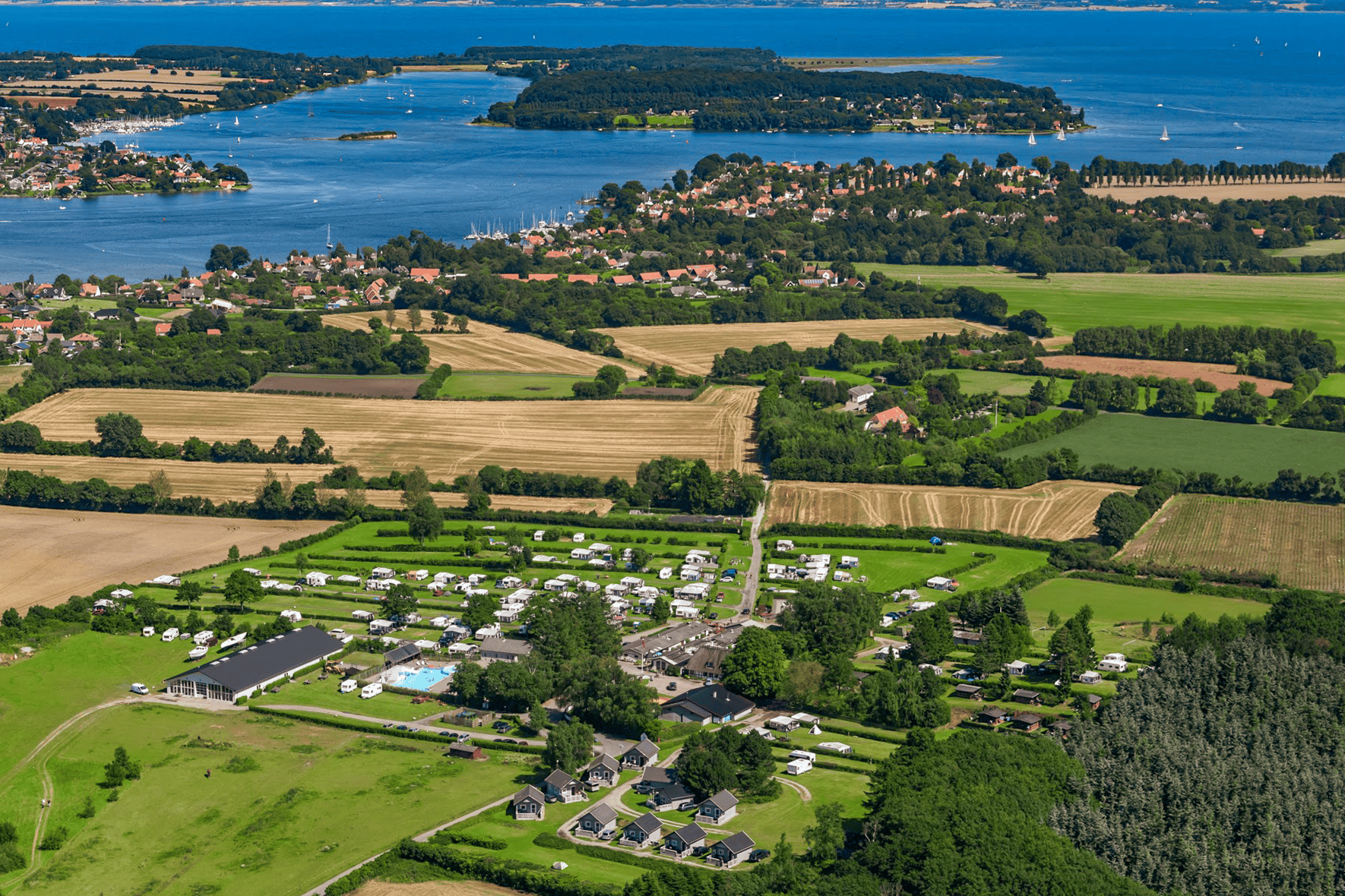 Dronefoto af Carlsberg Camping som ligger på en bakketop ud til Svendborg Sund