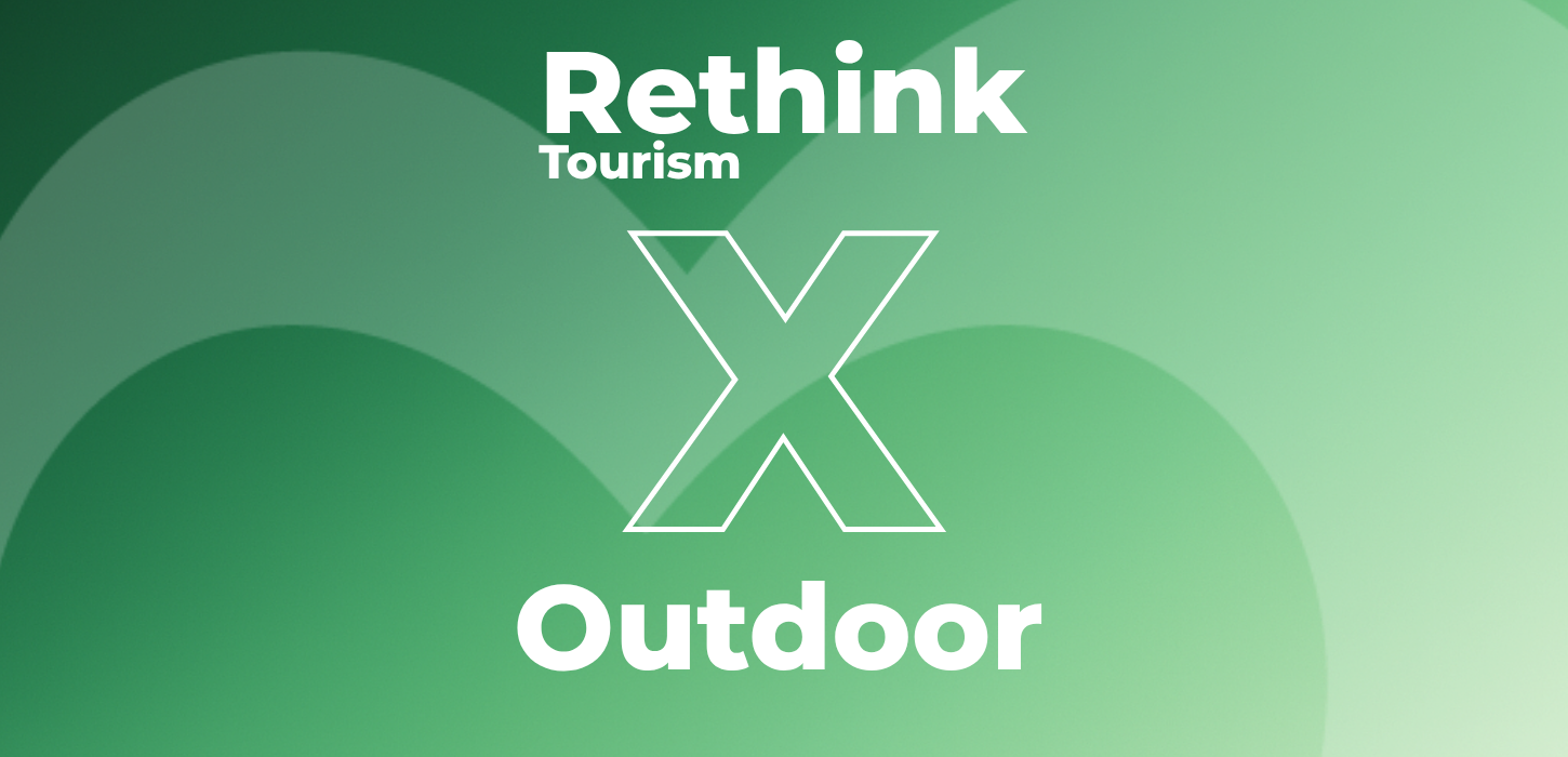 Logo på grøn baggrund med teksten Rethink tourism X Outdoor