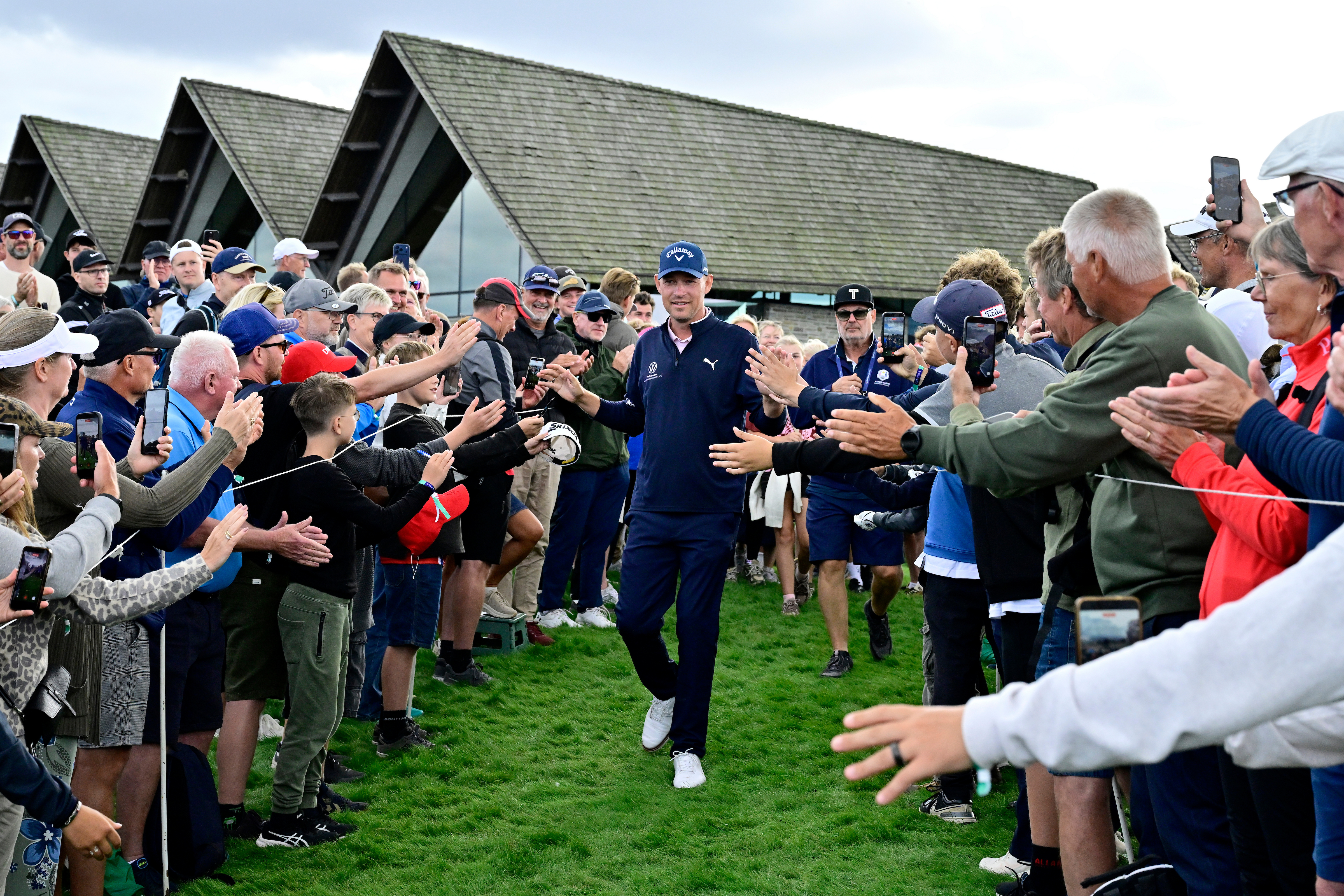 Golfspiller går ned gennem rækker af tilskuere og giver highfive ved Danish Golf Championship på Great Northern i Kerteminde 2026