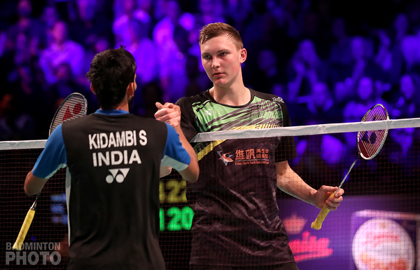 Badmintonspilleren Viktor Axelsen giver hånd henover nettet til sin modstander fra Indien