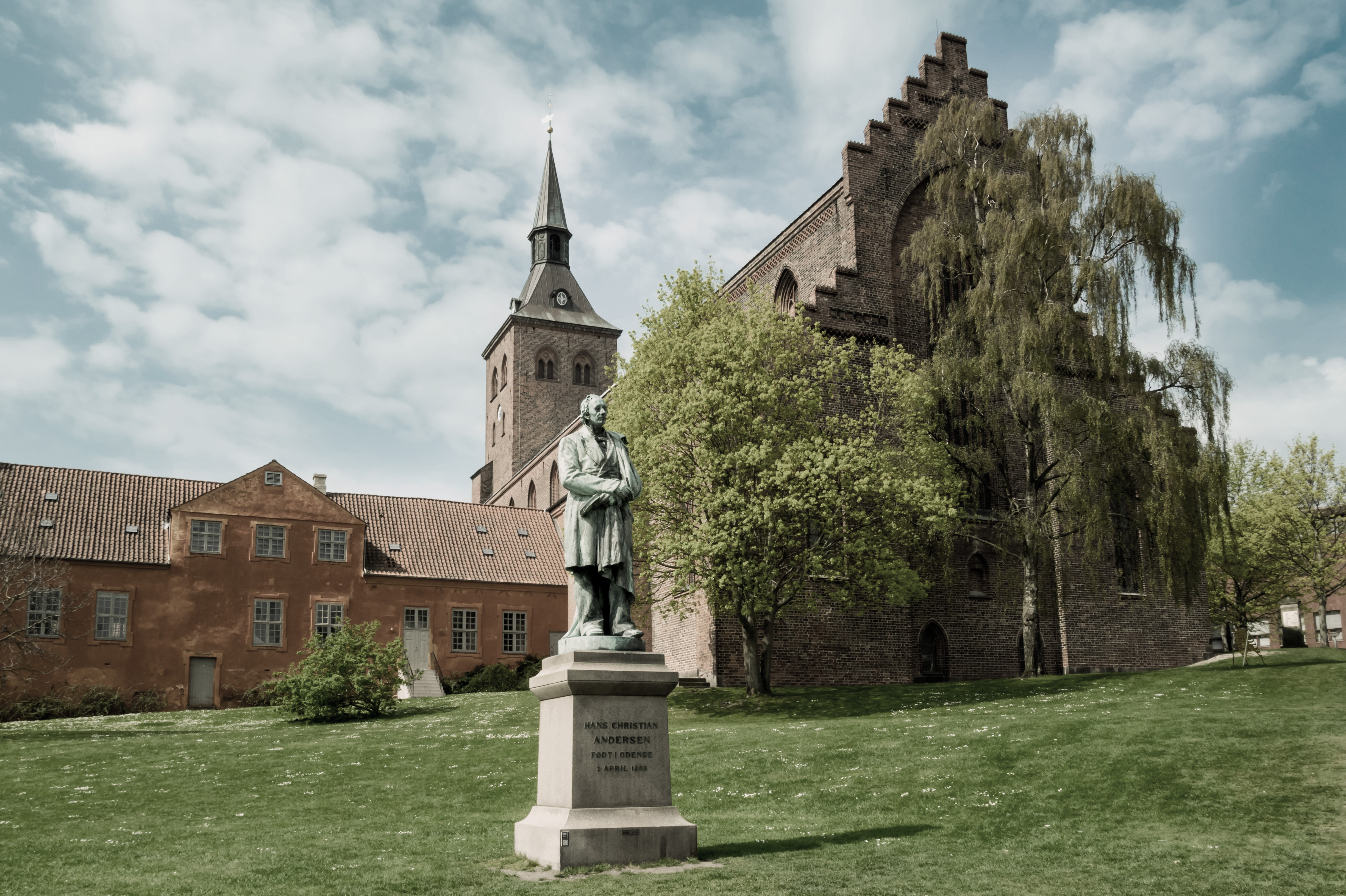 H.C Andersen-statue i Eventyrhaven med kirke i baggrunden