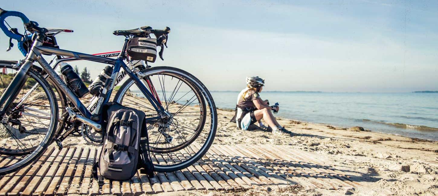 Cyklister på fynsk strand