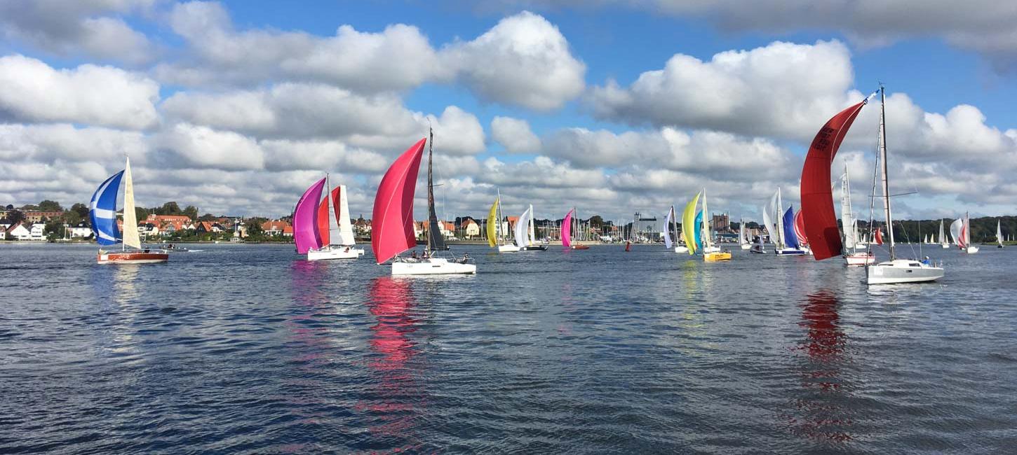 Sejlbåde med farverige sejl på vandet, sportevent