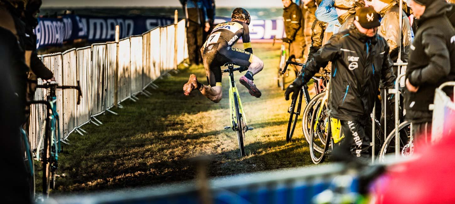 Cykelrytter laver stunt til et cykelløb