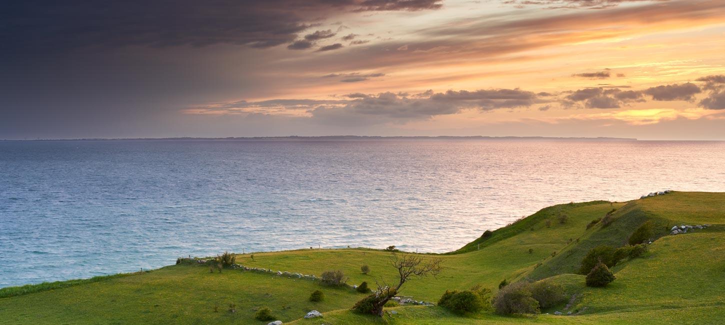 Voderup klint på Ærø i solnedgangen. 