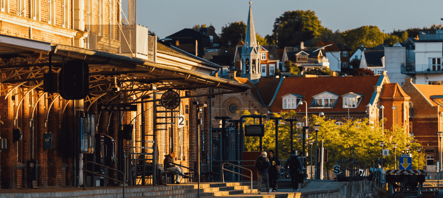 Svendborg togstation oplyst af morgenens bløde lys, der fremhæver stationens arkitektur og stille omgivelser.