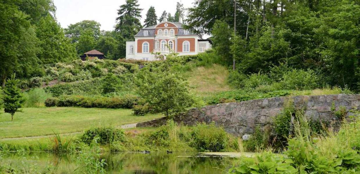 Italiensk inspireret Weber-villa nær Christiansminde med have.