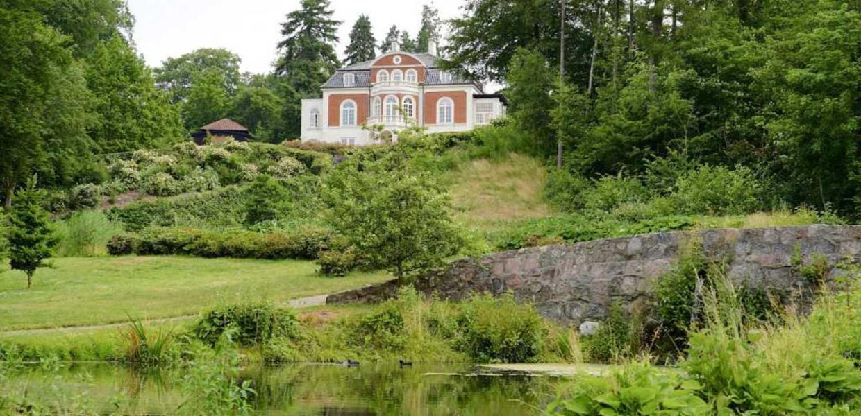 Italiensk inspireret Weber-villa nær Christiansminde med have.