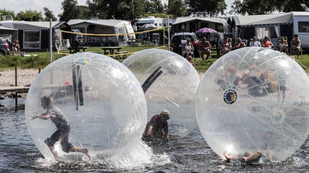 The funballz i vandet tæt ved en havn med camping og en masse familier.