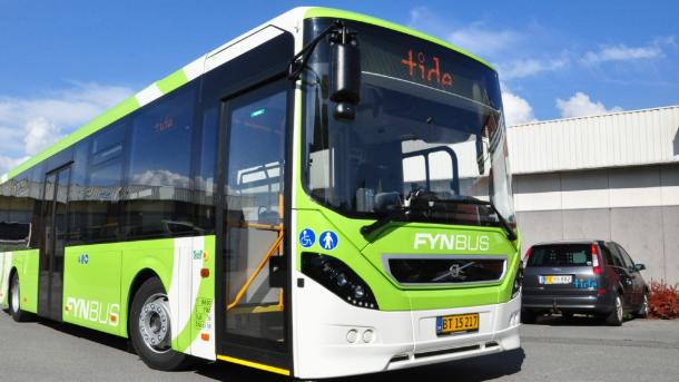 Lysegrøn bus fra FynBus set skåt fra siden.