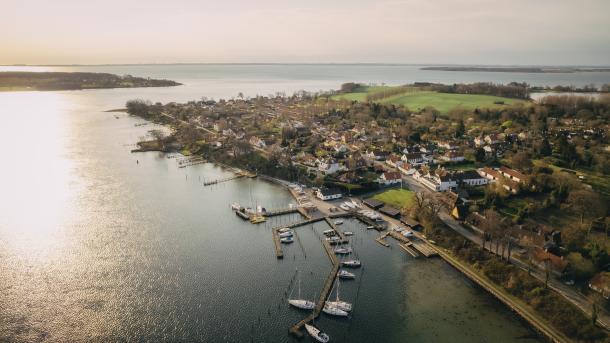 Dronefoto af Troense på Tåsinge - by med omkringliggende vand