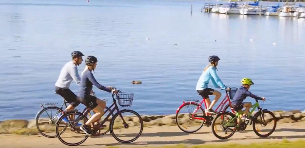 Familie på cykel, 2 voksne og 2 børn