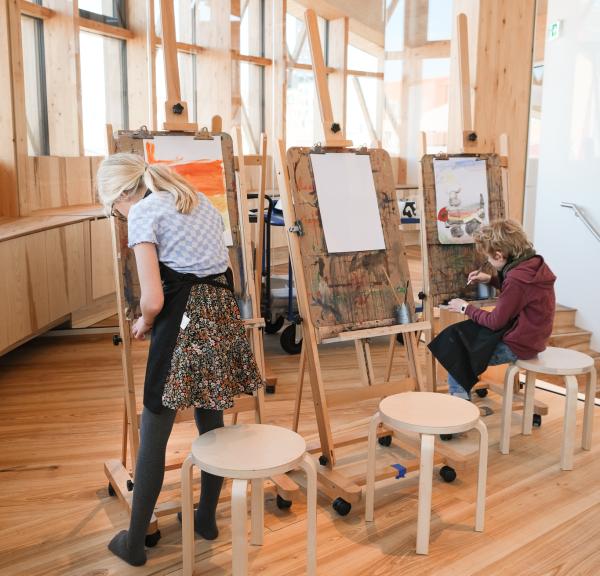 Tre staffelier og 2 malende børn