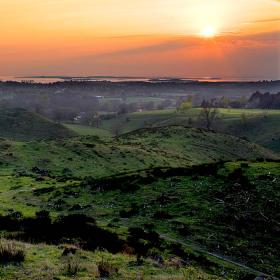 Dronebillede af landskabet i Svanninge Bakker set i en flot solnedgang.