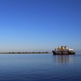 Ærøfærgen på havet i solnedgang