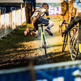 Cykelrytter laver stunt til et cykelløb