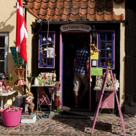 Lille souvenirbutik med varer på gaden i Ærøskøbing.