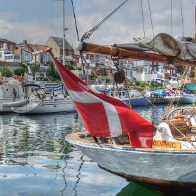 Fra vandet kan man se flere andre både og med havnen i horisonten. 