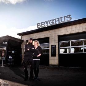 Par fotograferet foran Svendborgsund bryghus på Tåsinge vindeby