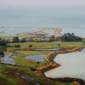Luftbillede af område på Ærø med hav, strand, laguner og odder
