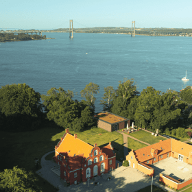 Et luftbillede af lillebælt, den nye lillebæltsbro, keramikmuseet CLAY og den gamle havn i Middelfart